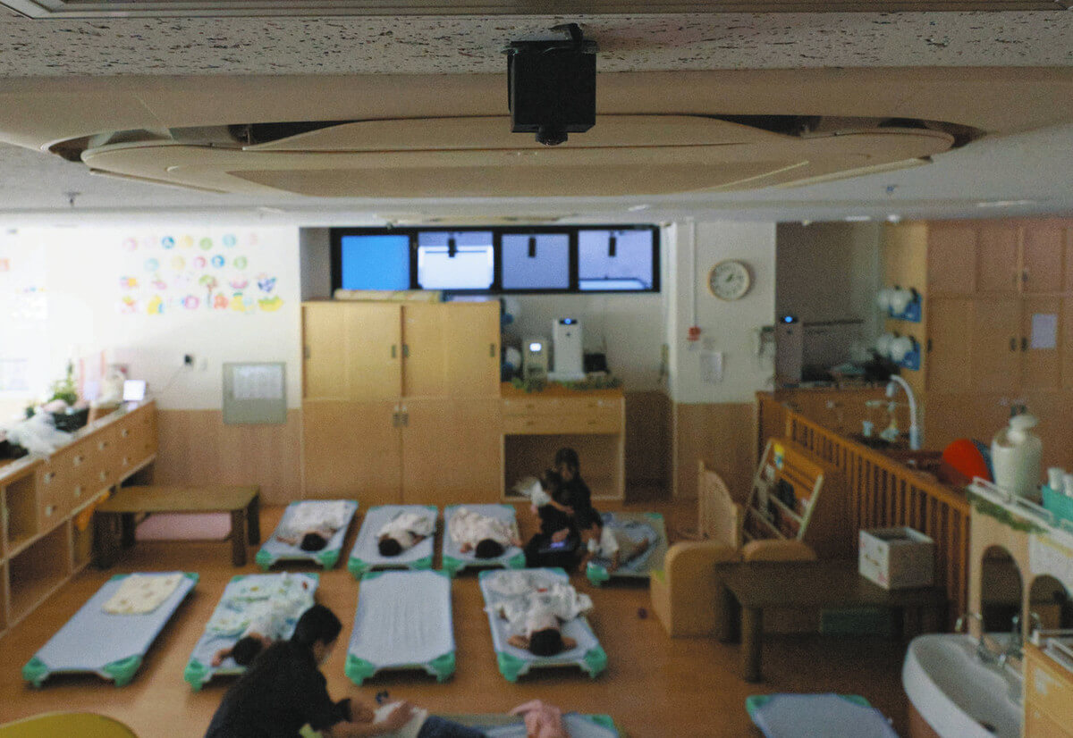 AIで乳幼児のうつぶせ寝を防止 天井カメラで解析＆アラーム 保育士との