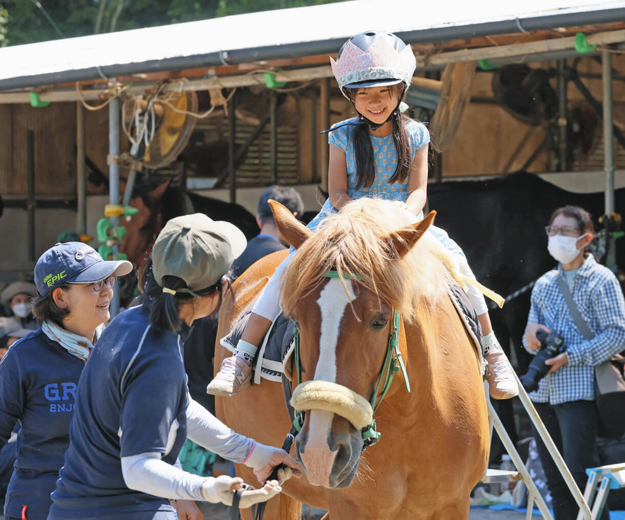 引退した競走馬の幸せを願って…子どもたちが乗馬や餌やり 「馬と子どものふれあい体験」開催 | 東京すくすく