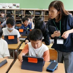 アルバム制作の指導をする竹内佳保子教諭＝いずれも新潟市立女池小学校で（一部画像補正）