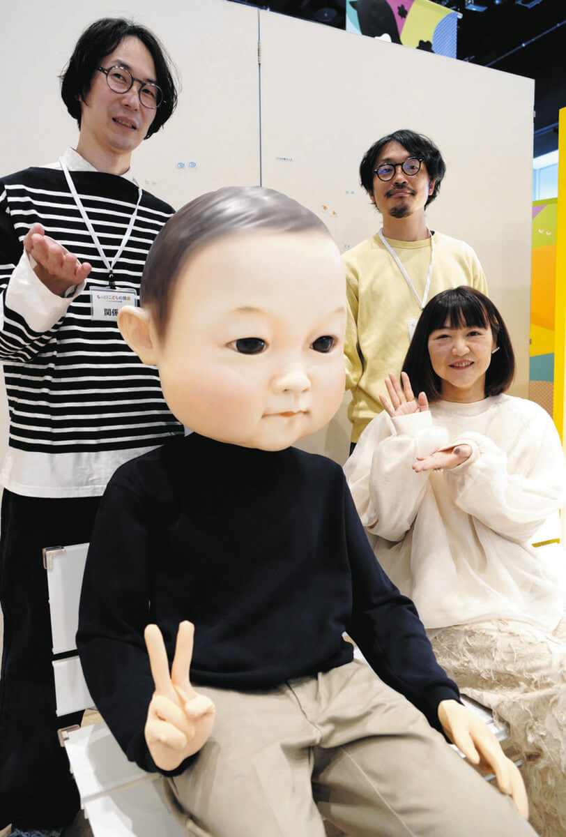 巨大な「ベイビーヘッド」をかぶってみたら…「こどもの視点ラボ」が12の研究　子育てのヒントに