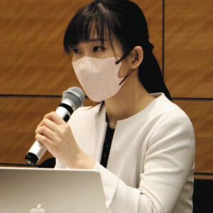 写真　指導氏遺族の女性