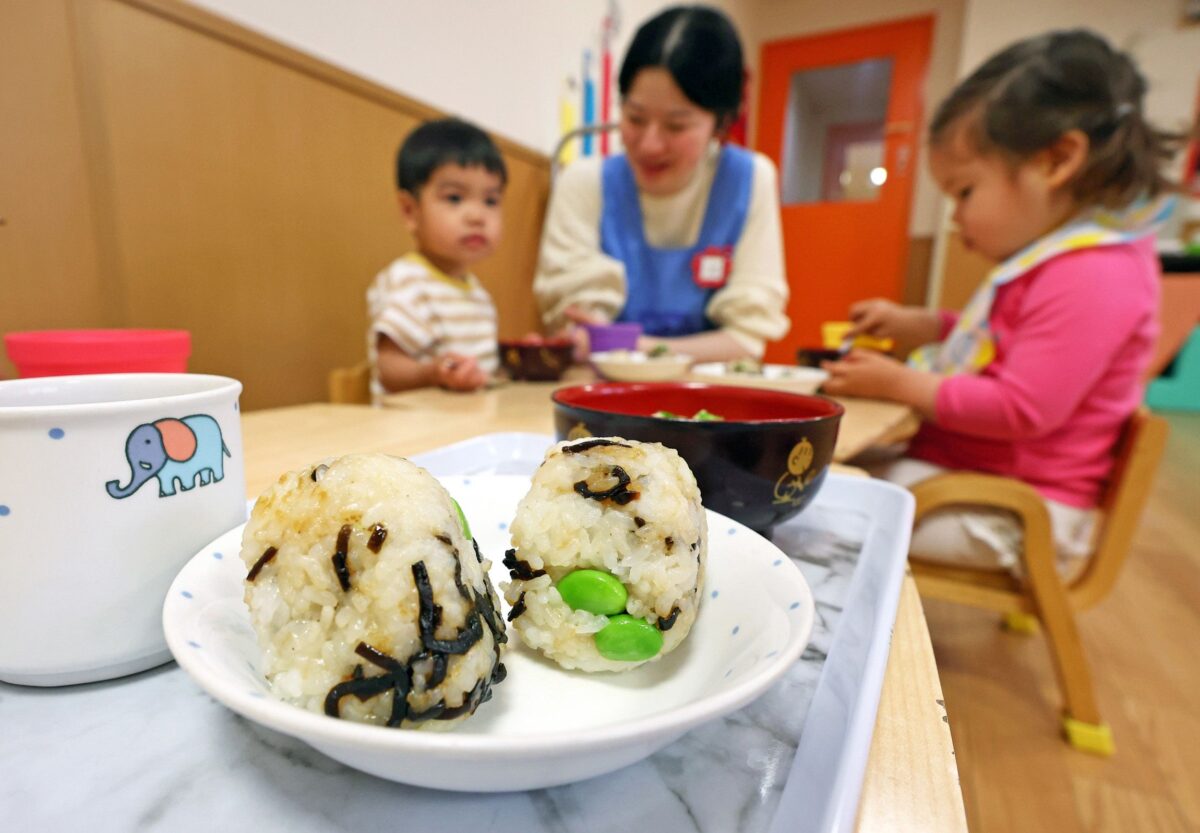 保育園で朝ごはん
