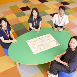 こども家庭庁の職員と浅野編集長の写真