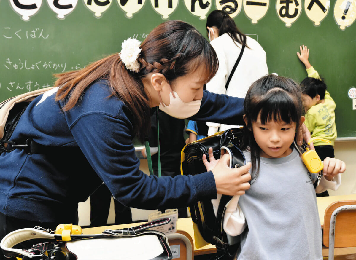 小1プロブレムを防ぐ「小学校体験ルーム」とは? 授業を受けて給食の配膳も 子どもは不安が和らぎ 「通うのが楽しみ」に