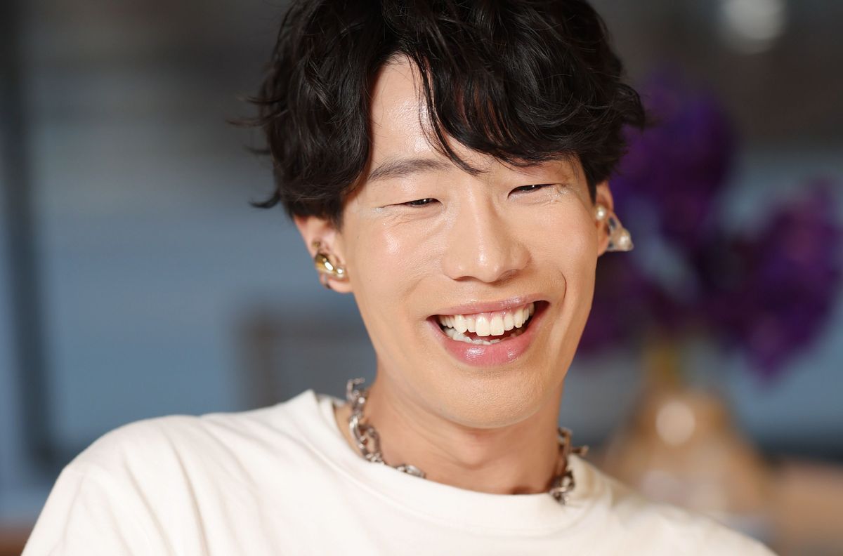 俳優 坂口涼太郎さん　ちゃぶ台の上で踊る3歳ごろの私の写真　ずっと財布に入れてくれていた両親