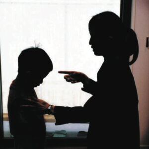 写真　子どもを叱る親